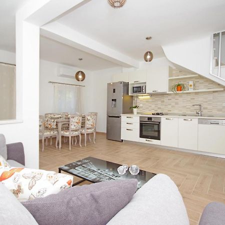 Awesome Home In Drvenik With Wifi Екстериор снимка