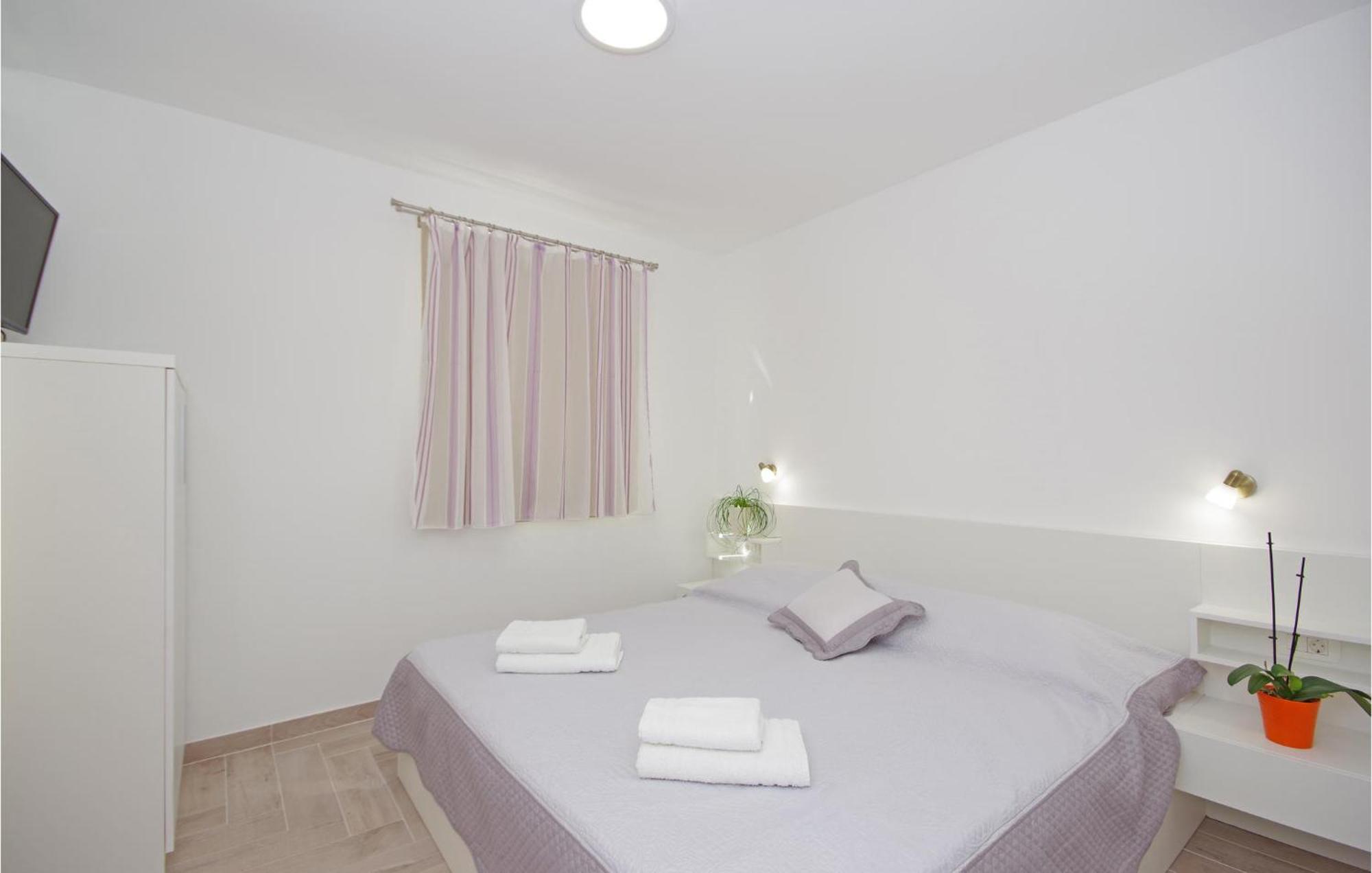 Awesome Home In Drvenik With Wifi Екстериор снимка