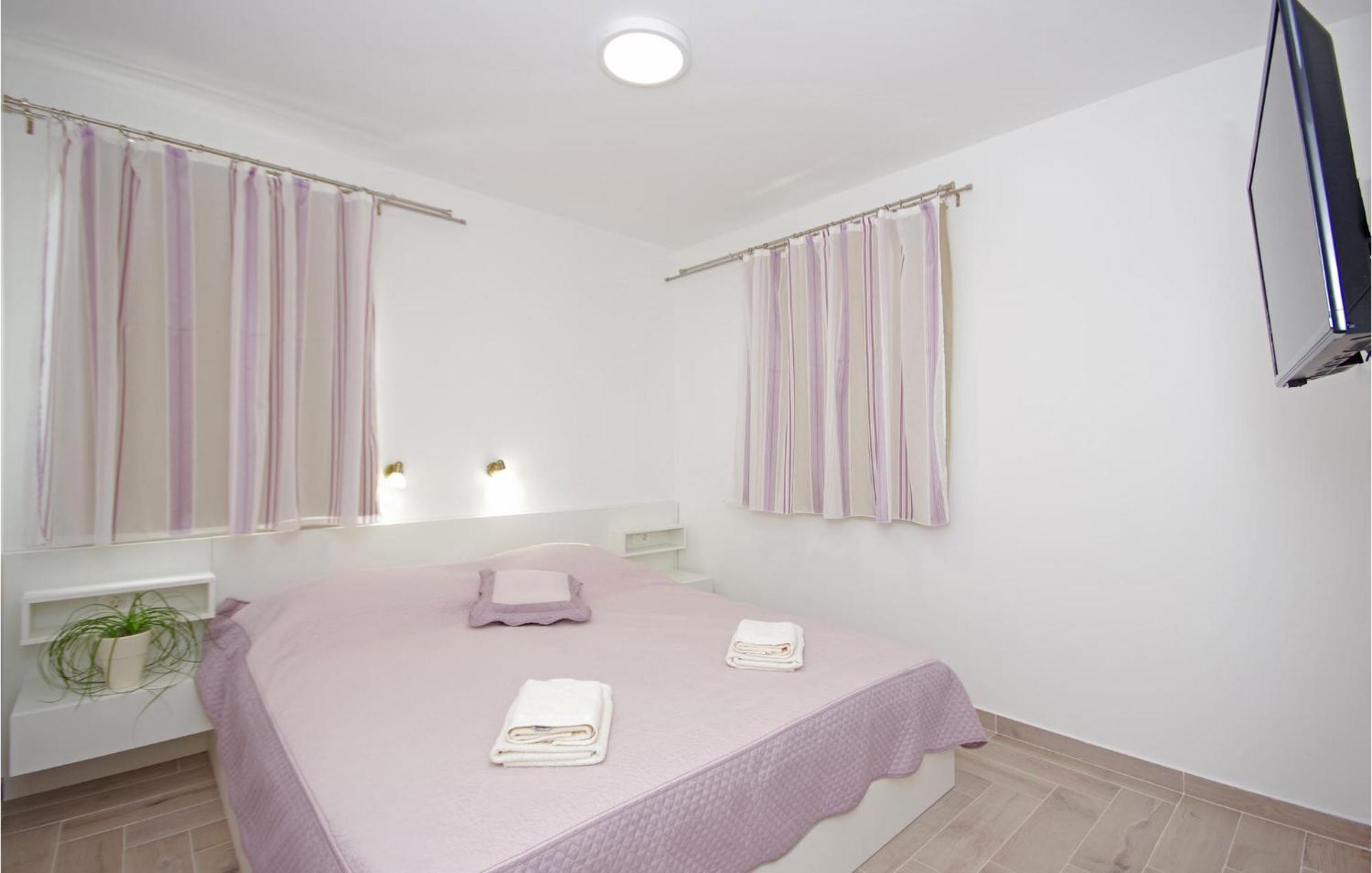 Awesome Home In Drvenik With Wifi Екстериор снимка